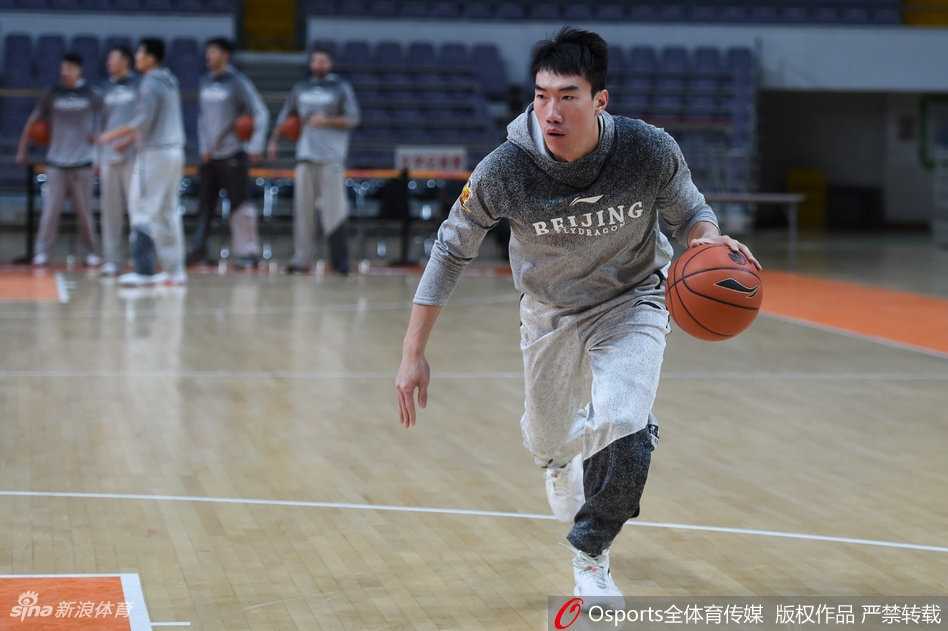 北控静待京城德比 老马轻装上阵迎旧主 马布里与队友在场边轻松互动,笑容灿烂,团队的融洽氛围在冬日的训练馆里流淌,备战时光也变得温暖而有力。