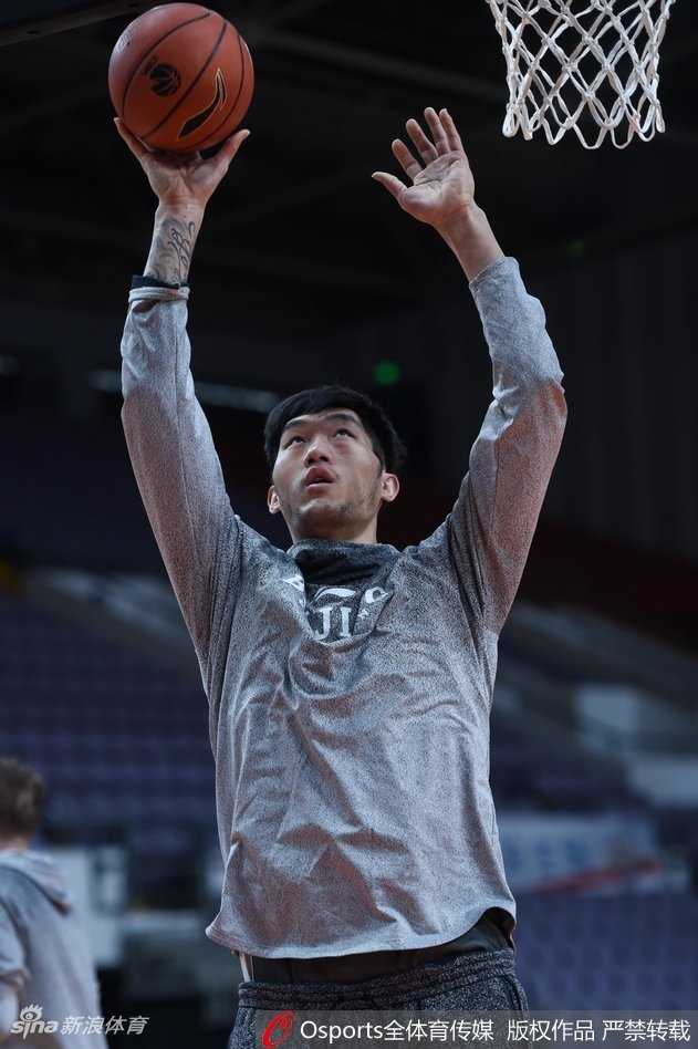 北控静待京城德比 老马轻装上阵迎旧主 热身中的马布里表情轻松愉悦,汗水顺着脸颊滑落,举手投足间充满了韵律感,仿佛在享受一场属于自己的篮球派对。