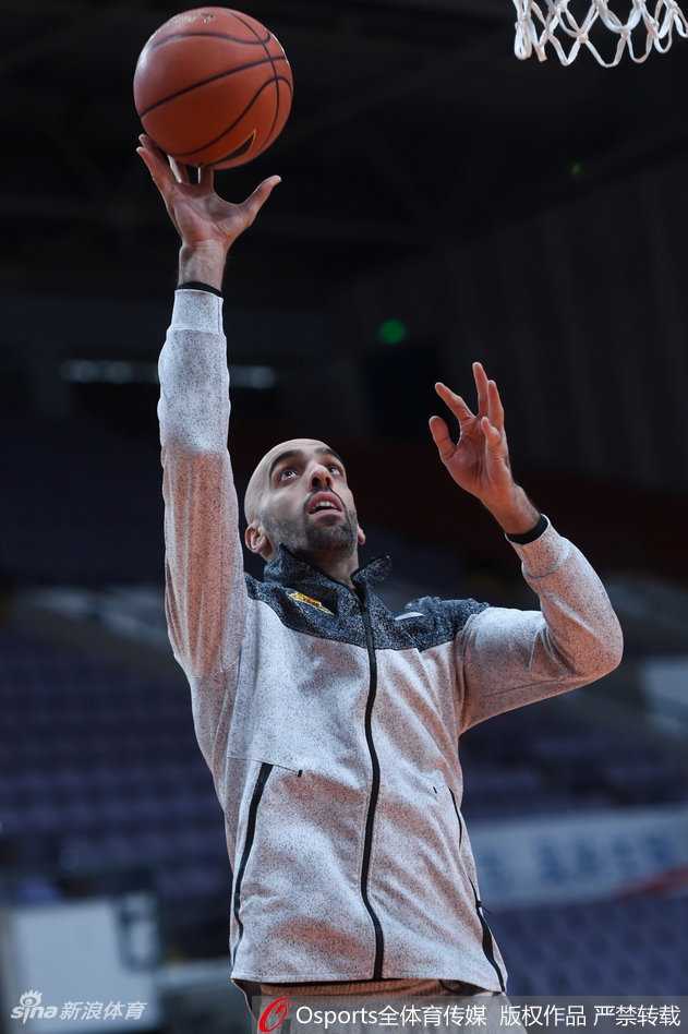 北控静待京城德比 老马轻装上阵迎旧主 训练馆灯光下,年逾不惑的马布里目光如炬,嘴角挂着轻松的微笑,仿佛在向岁月无声地宣战。