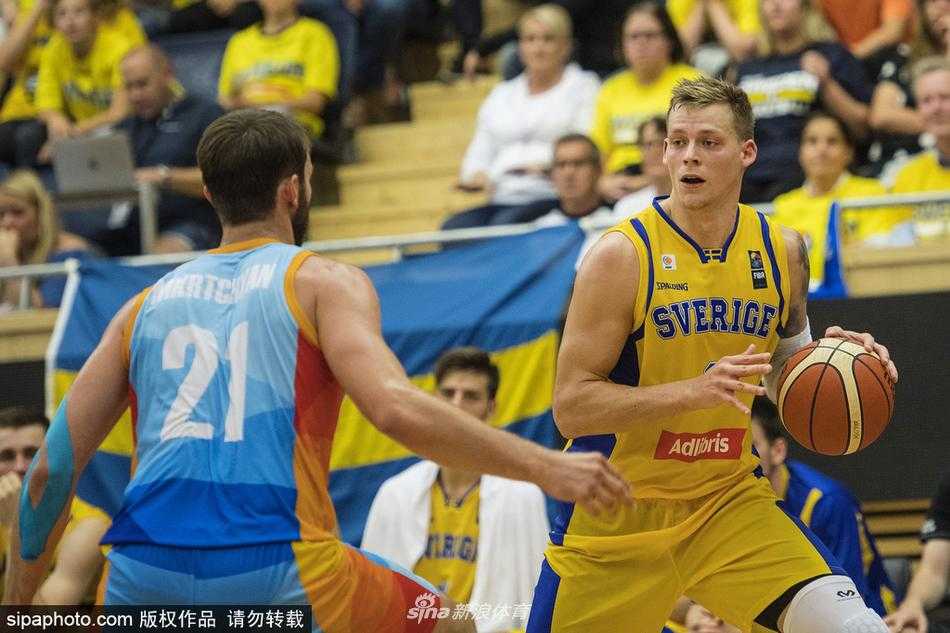 北欧海盗主场狂潮 瑞典大胜亚美尼亚迎世预赛首胜 亚美尼亚后卫在瑞典巨人林立的防线夹缝中强行突破,他紧咬牙关,眼神坚毅,试图撕开一道通往篮下的血路。
