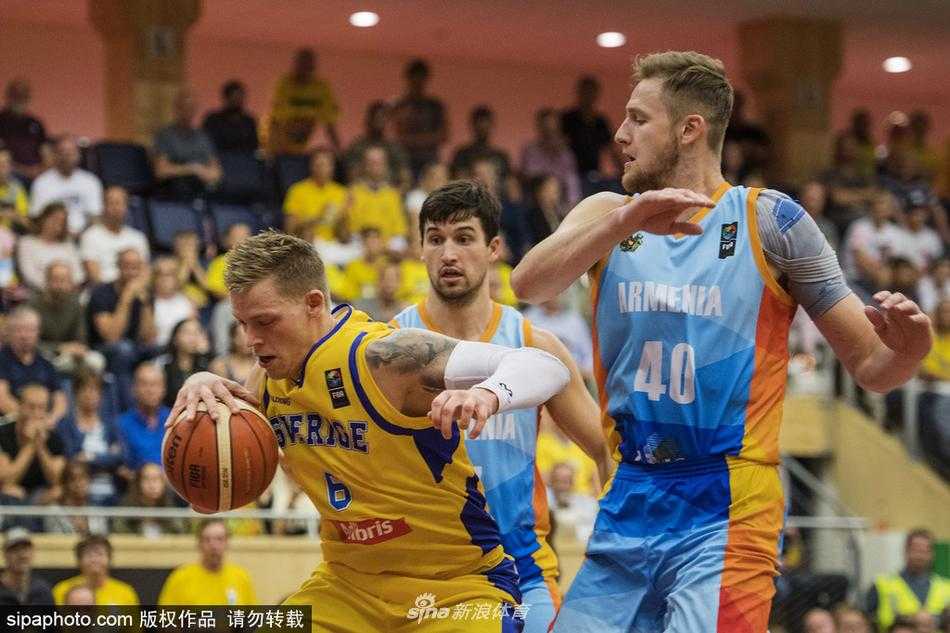 北欧海盗主场狂潮 瑞典大胜亚美尼亚迎世预赛首胜 裁判在边线处以一个坚定的手势判定球权归属,他神情专注,肌肉线条分明,成为这场激烈对抗中公正的裁决者。