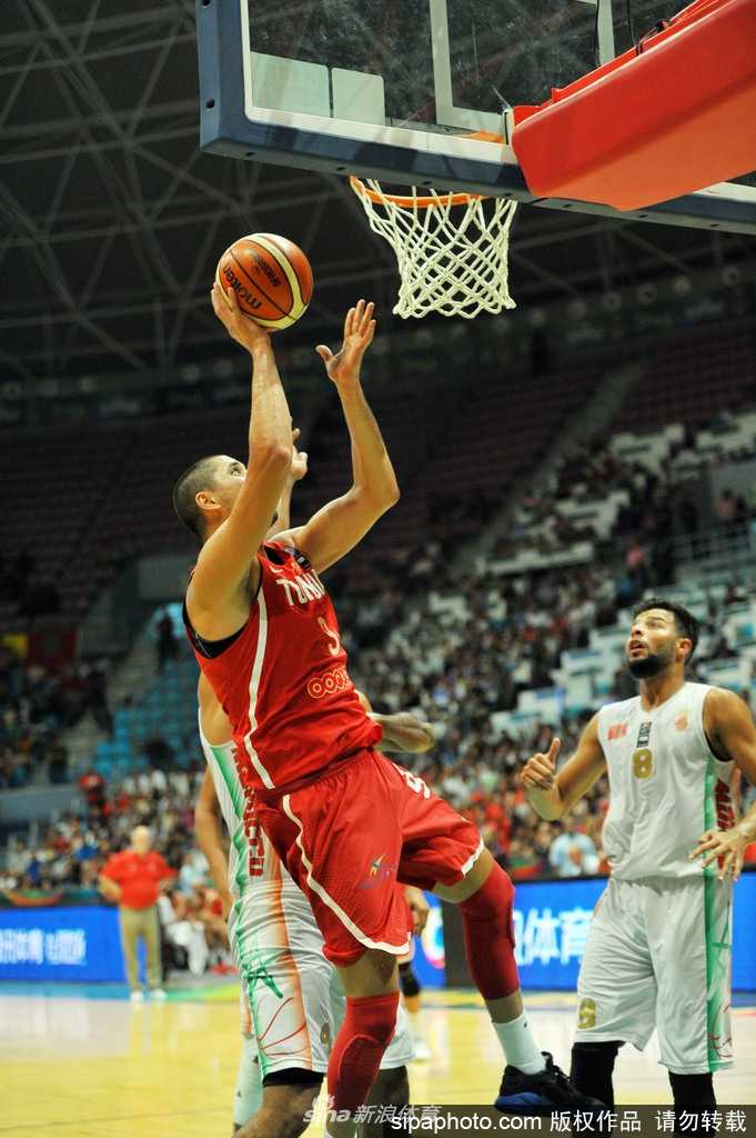 突尼斯核心球员哈迪丹面对摩洛哥防守球员干拔三分，皮球划过一道完美的弧线空心入网