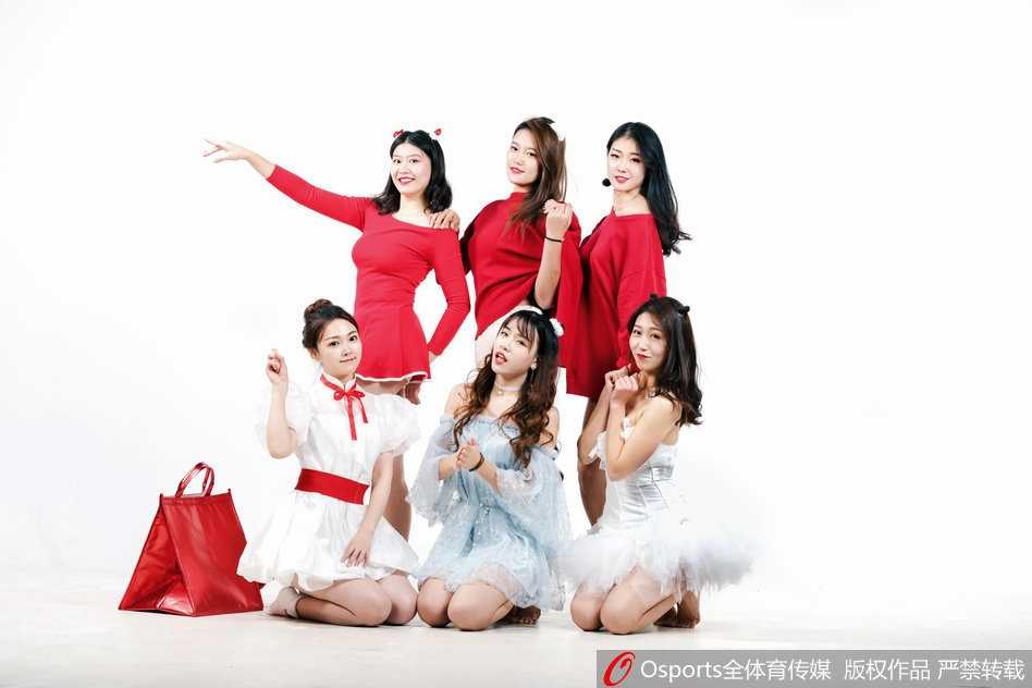 近距离的特写镜头下，姑娘们的五官显得格外精致，明亮的眼眸中透着一股属于运动员的自信与坚毅。