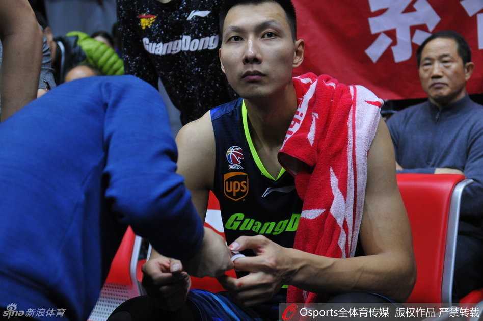 隊醫小心地用棉籤擦拭阿聯指尖的血跡，阿聯眉頭緊鎖，咬著下唇不讓自己發出聲音。