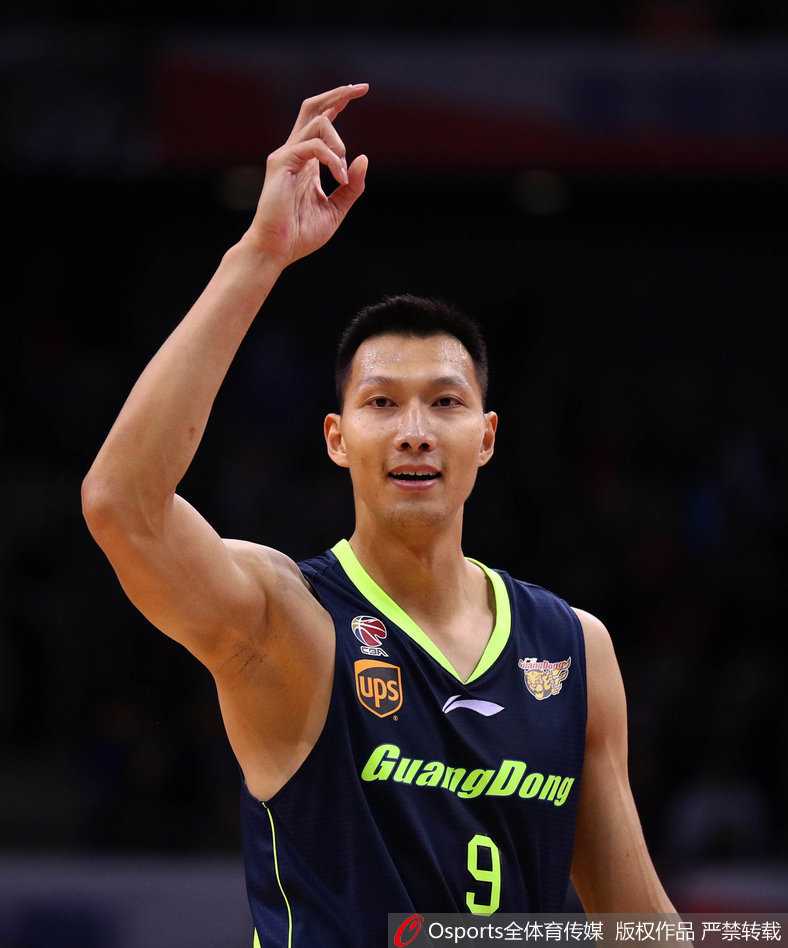 深圳队顾全在三分线外果断出手，篮球划过一道完美弧线，他霸气外露地目送篮球入网，点燃了全场球迷的热情。