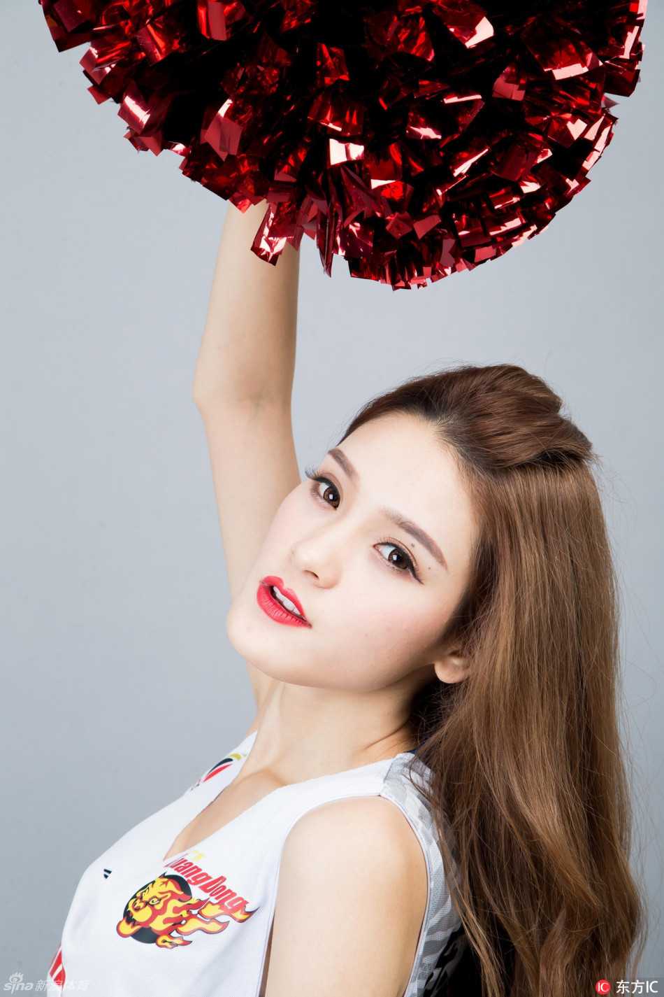 镜头捕捉到一位篮球宝贝正在全情投入地表演，手中的花球划出银色弧线，她专注的神情仿佛也在进行一场关于美丽与激情的总决赛。