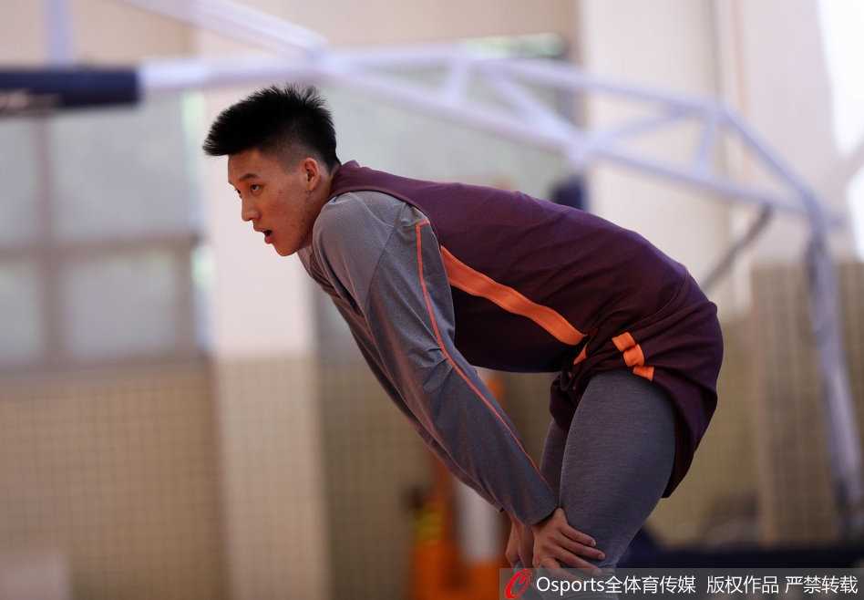 易建联在对抗训练中高高跃起，双手仿佛要摘下篮板上方的空气，那专注的神情仿佛在告诉所有人，这只是一场普通的常规赛备战，但他的目光里早已映出总冠军的轮廓。