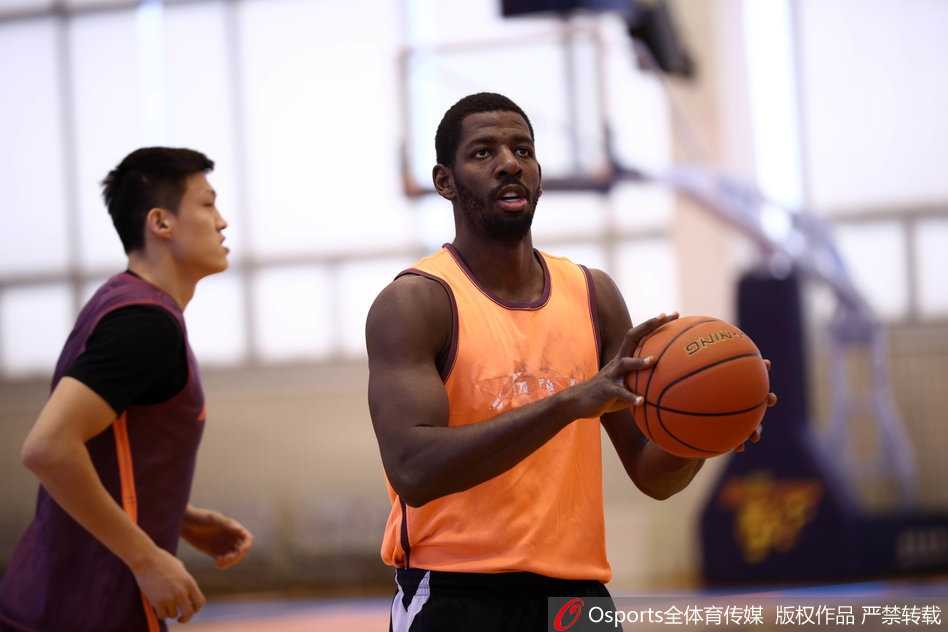 训练结束后，易建联与周鹏双核击掌相庆，汗水在灯光下闪烁，两只大手紧紧握在一起，无需言语，这是属于华南虎领袖间的默契与担当。