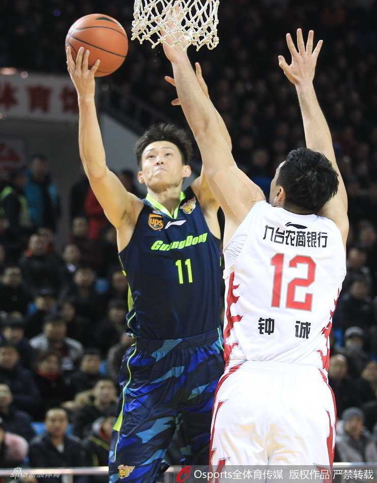 篮下众人手臂交织，易建联与对手奋力拼抢篮板，肌肉碰撞声仿佛穿透画面