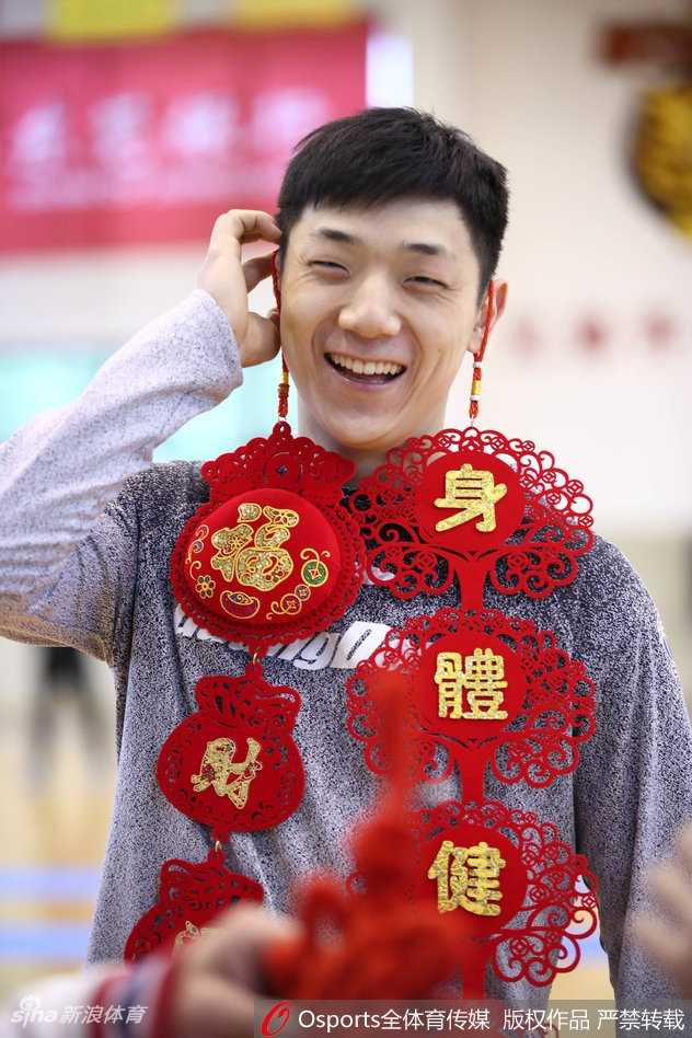 朱芳雨手持红灯笼，身着喜庆唐装，脸上洋溢着的笑容尽显功勋老将的从容与豪迈，仿佛在用笑容向球迷道一声新年好。