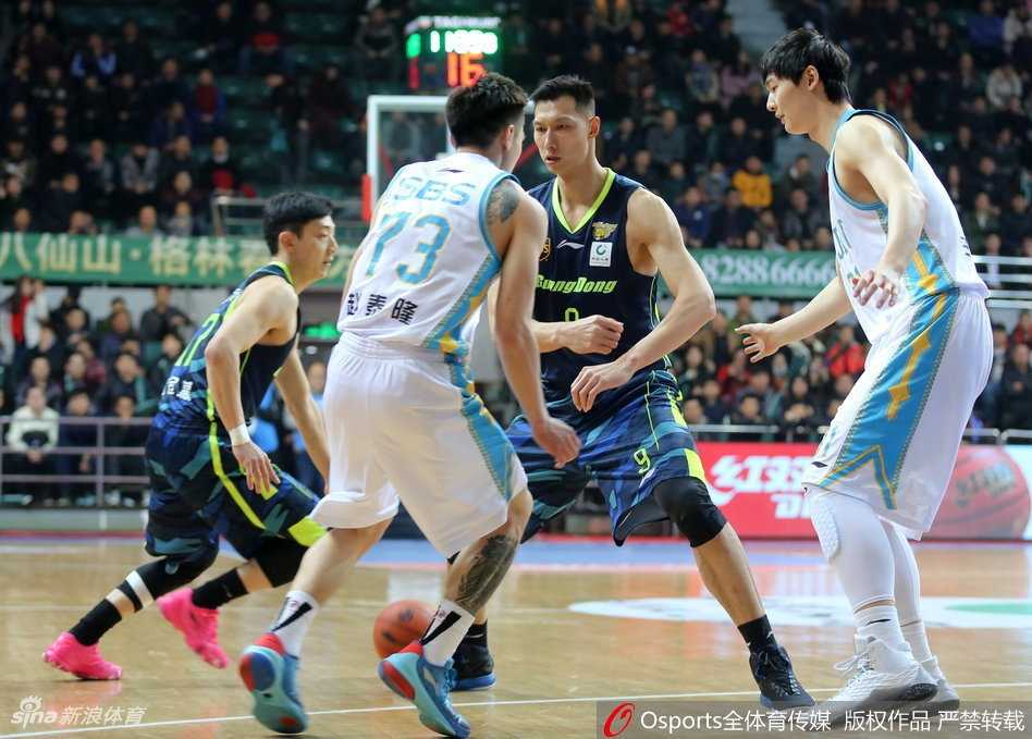 广东队主教练尤纳斯在场边神情专注，双手比划着战术手势，向场上的赵睿面授机宜