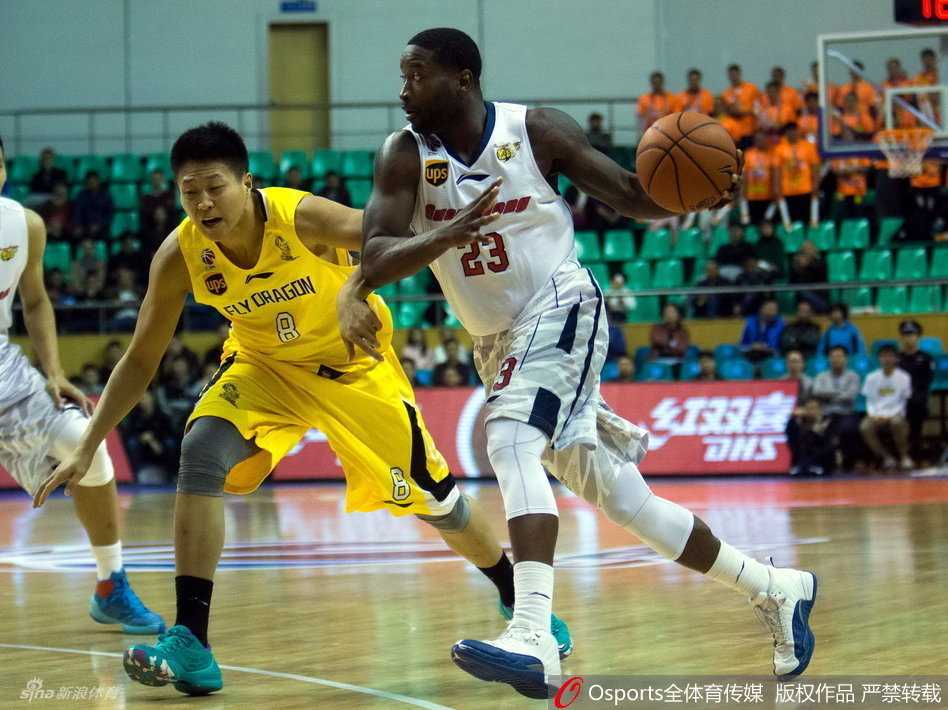 唐纳德-斯隆犹如球场指挥官，一边运球推进一边抬头观察队友跑位，眼神中透露出冷静与智慧。