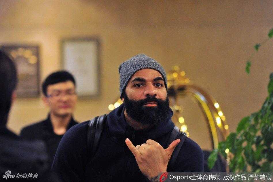 承载着无数冠军荣耀的南粤雄师大巴，缓缓驶入乌鲁木齐，仿佛一头沉睡的猛虎，踏入了未知的西北密林。