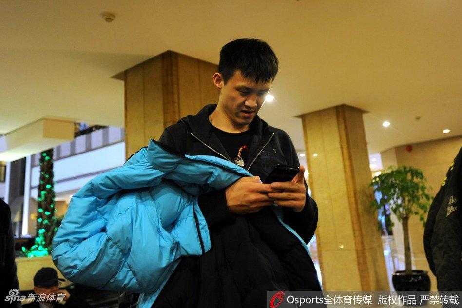 宏远众将士在乌鲁木齐机场集结，他们目光坚定，步履一致，这支王者之师正向着第十座总冠军奖杯发起强有力的冲击。