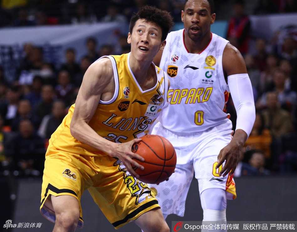 广厦射手赵岩昊在三分线外果断出手，皮球划过一道完美弧线空心入网，手起刀落的瞬间点燃了替补席的激情。