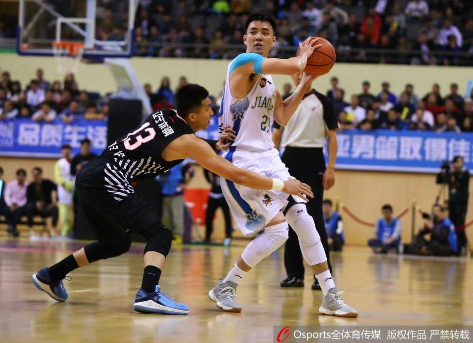 辽宁队外援哈德森三分出手后依然保持着出手的姿势，自信地望着飞向篮筐的皮球，眼神中透露出不可阻挡的霸气。