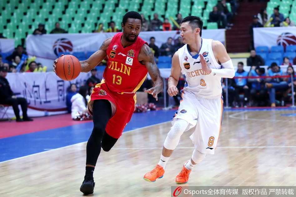 富兰克林与韦弗在比赛中对位，两人肌肉紧绷，互不相让，空气中弥漫着顶级得分手对决的火药味。