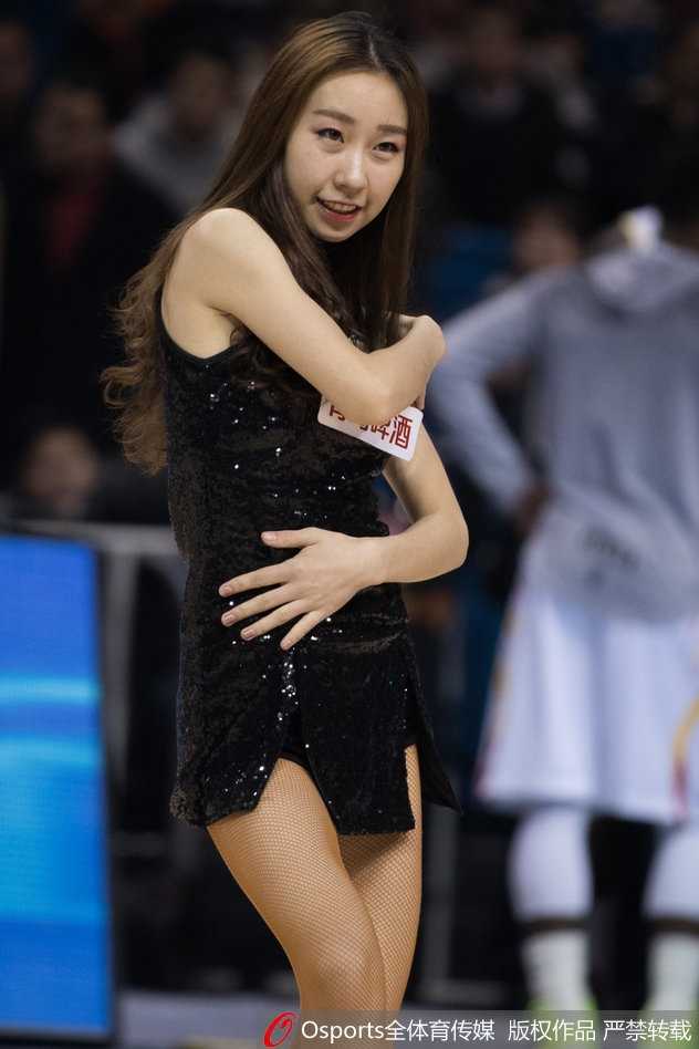 领舞的宝贝眼神专注而深邃，她伸展着修长的手臂，高挑的身材在灯光下显得格外引人注目，每一个姿态都散发着迷人的魅力。