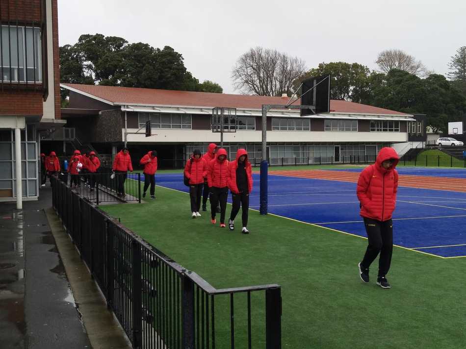 训练间隙，几名球员裹紧棉服凑在一起讨论战术，寒风中彼此靠近的身影，传递着队友间的温暖与信任。