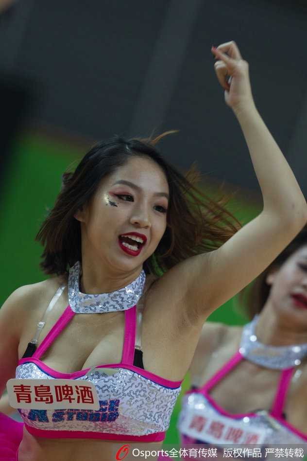 这位领舞的宝贝眼神坚定而有力，手中的花球随着快速的舞步在空中划出银色弧线，将现场DJ激燃的音乐具象化在了人们眼前。