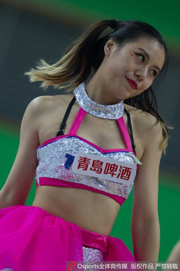 赛后，所有篮球宝贝聚集在场地中央开心地跳跃起来，裙摆飞扬间，是她们对篮球运动最纯粹的热爱，也为这个激烈的比赛之夜画上了一个圆满的句号。