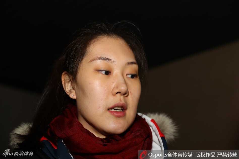 面对镜头，大家不约而同地露出灿烂的笑容，这一刻，篮球的激情与红色的记忆在南昌定格成永恒。