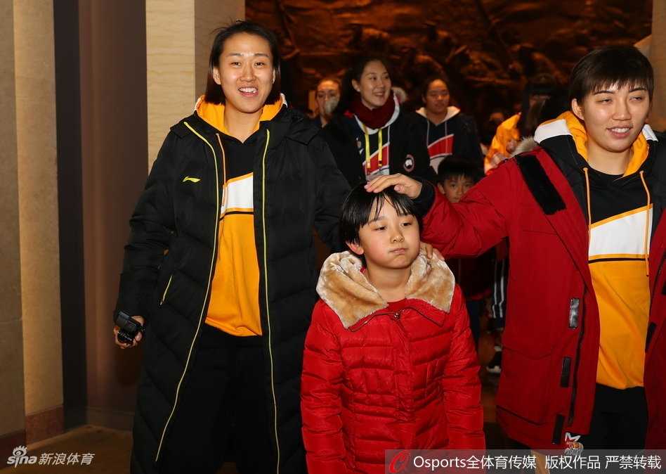 陈列馆的灯光柔和地洒在球员和孩子们身上，大家聚精会神地听着讲解员讲述那一声震撼世界的枪响。