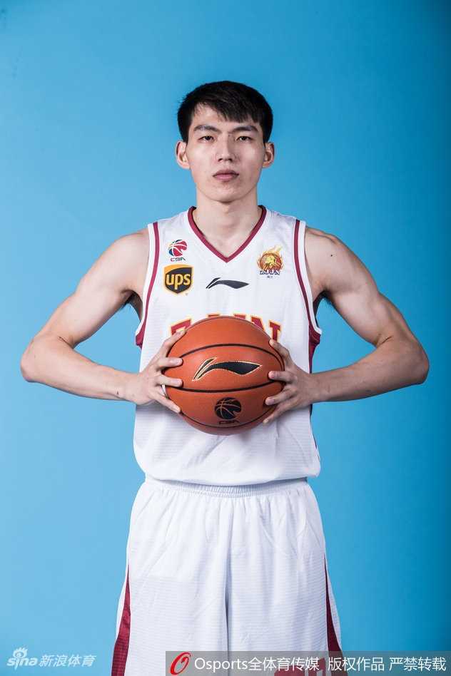 大学生球员张健豪飞跃三名同伴单手劈扣，这一惊世骇俗的扣篮为他赢得了满分。