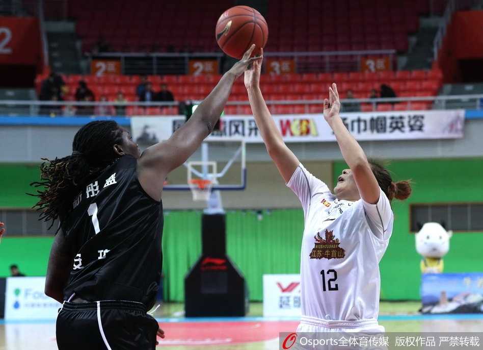 广东队后卫蝴蝶穿花般闪过两人包夹，犹如灵猫一般直杀篮下，面对补防高抛打板得分，防守者只能望球兴叹。