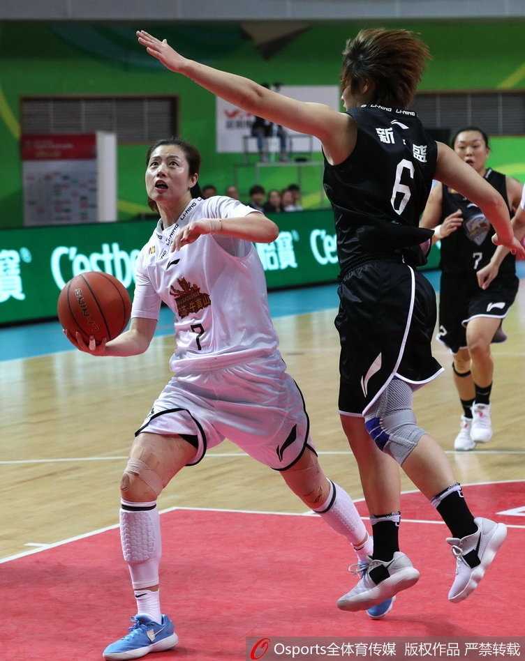 江苏队核心金维娜持球突破，她压低重心如离弦之箭，眼神坚毅地扫视着队友的跑位，随时准备撕裂防线送出妙传。