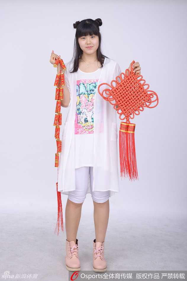 徐子奇和徐子童这对篮坛姐妹花并肩而立，相似的眉眼间满是温情。她们用默契的配合和相互的鼓励诠释着亲情与篮球的双重纽带，在这支冠军之师中书写着属于自己的独特故事。