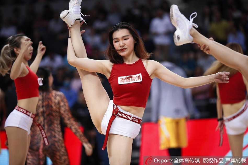 广东篮球宝贝身着靓丽演出服，在赛场中央奋力跃起，飘逸的发丝与灿烂的笑容成为球馆最暖心的风景