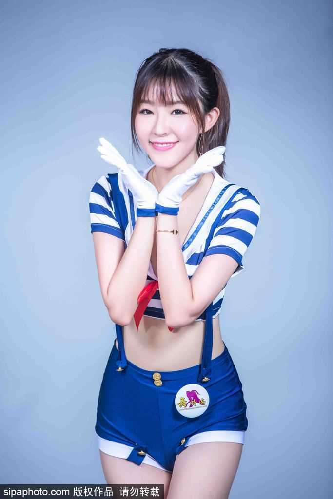 一位啦啦队员单独出镜，水手服衬托出她的清纯气质，背景虚化的球场灯光如同繁星点点，她轻轻拨弄秀发，眼神中充满了对未来的憧憬和对球队胜利的渴望。