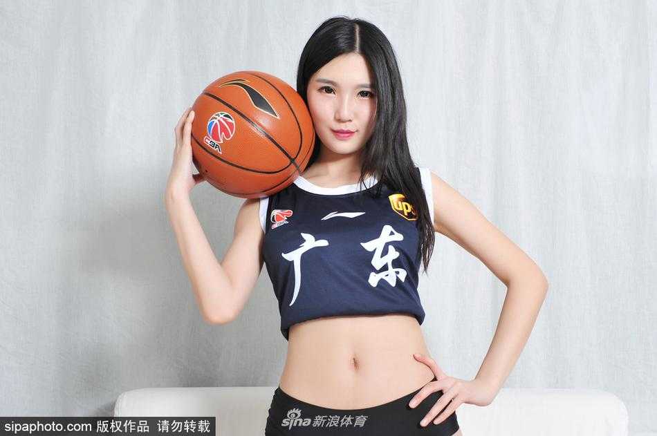 休息间隙，一位宝贝低头整理衣裙，神情专注而温柔。午后的阳光透过场馆的窗户洒在她身上，给她的侧影镀上了一层金色的光晕，这一刻的静谧与赛场的喧嚣形成了动人的对比。