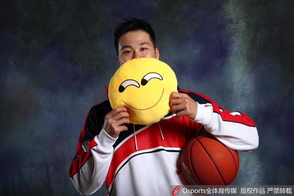 三分射手弗雷戴特手持篮球，在镜头前展现出标志性的投篮预备姿势，仿佛下一秒篮球就要空心入网。