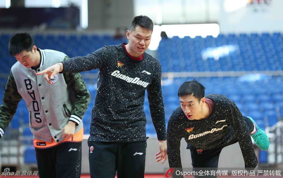 退役后的朱芳雨转型总经理仍不改射手本色，他亲自披挂上阵，在训练场边为年轻队友示范并讲解投篮手型，眼神专注仿佛球员时期从未离开。