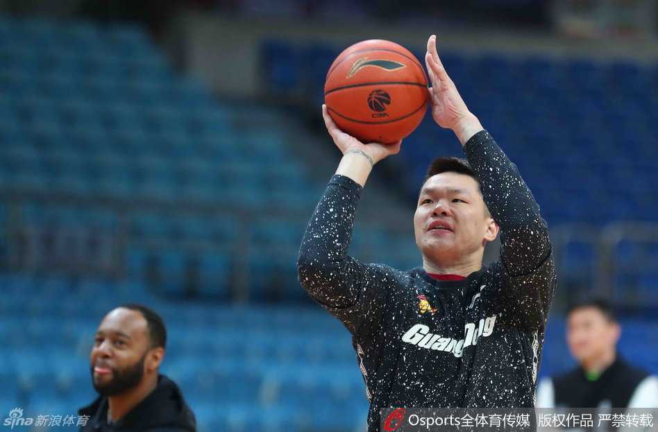 训练间隙，易建联坐在场边关注着年轻队员们的跑位，神情认真而专注。即便是休息时刻，他的心也始终与球队的战术演练连在一起。