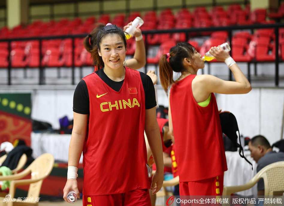 训练结束后，一位队友细心地帮助李梦披上外套，防止她因出汗而着凉，细微之处见真情，体现了团队的温暖。