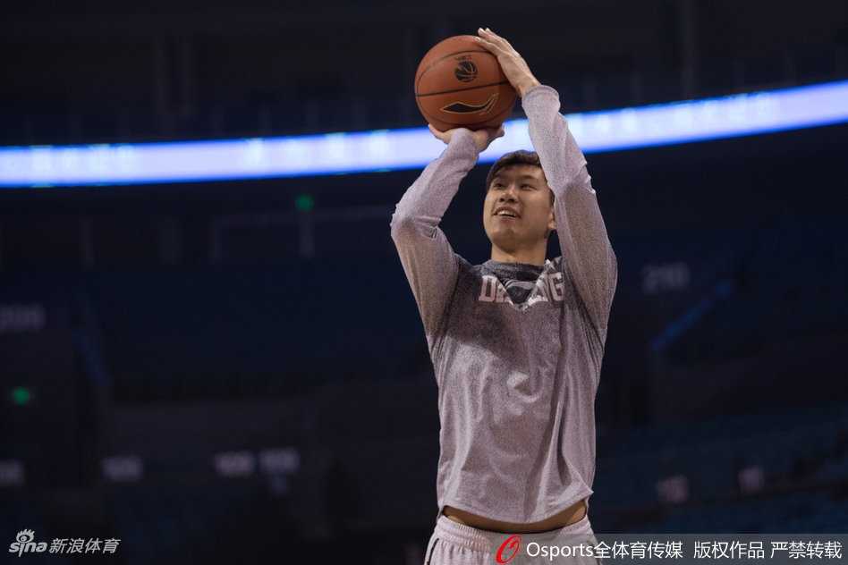 郭一飞在三分线外自信出手，篮球在空中划出完美弧线，背景是虚化的看台座椅，整个画面充满了静止的张力。