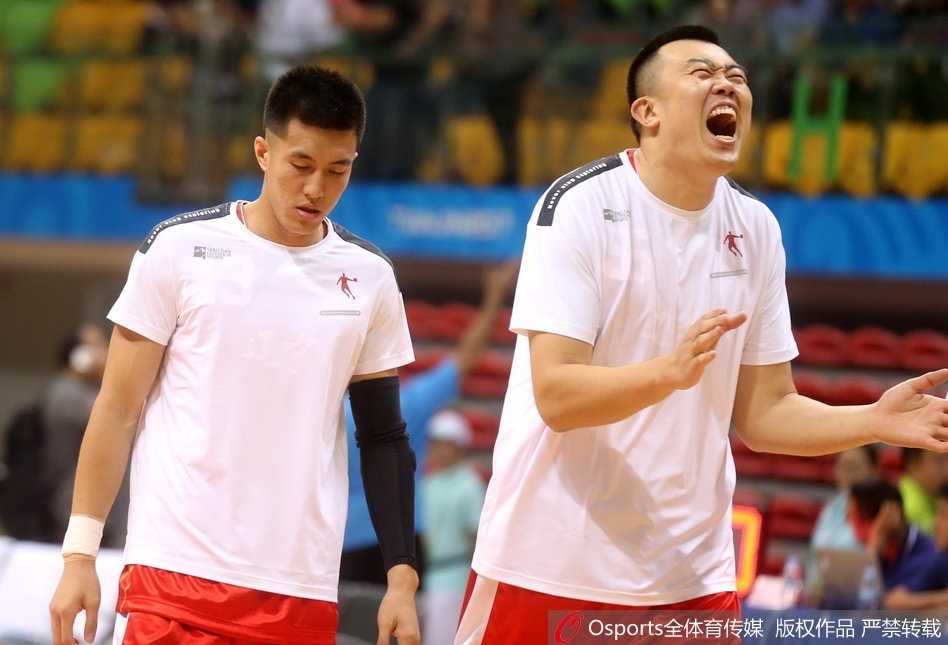 大魔王周琦在对方内线群中高高跃起，以一敌三强硬摘下前场篮板，眼神中透露出必胜的信念。