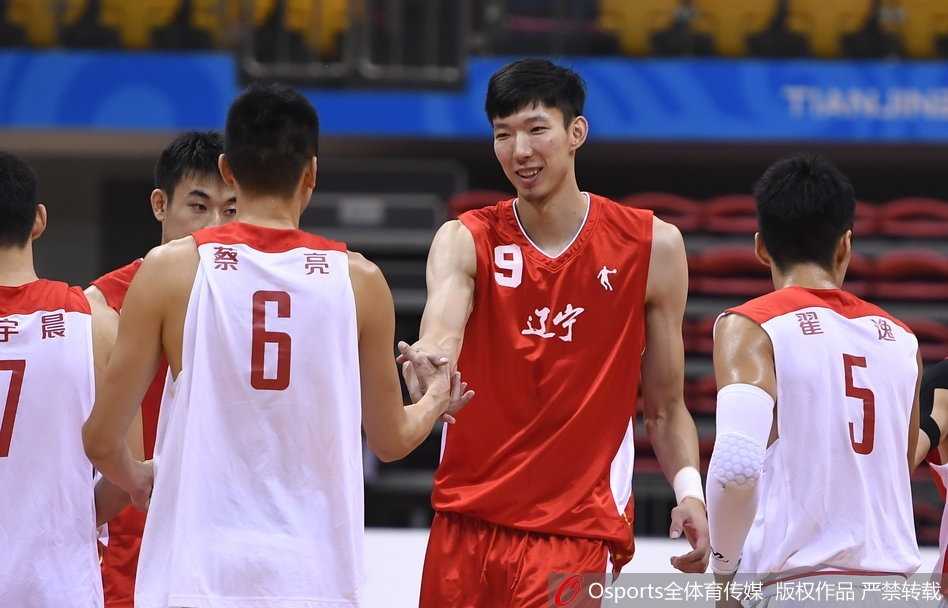 李晓旭在乱军之中拼尽全力起跳，用指尖将球点进篮筐，铁血悍将的斗志在这一刻燃爆全场。