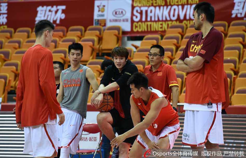 训练场上，周琦轻舒长臂，展示着令人羡慕的防守覆盖面，这记火锅能力正是火箭队看中他的重要原因。