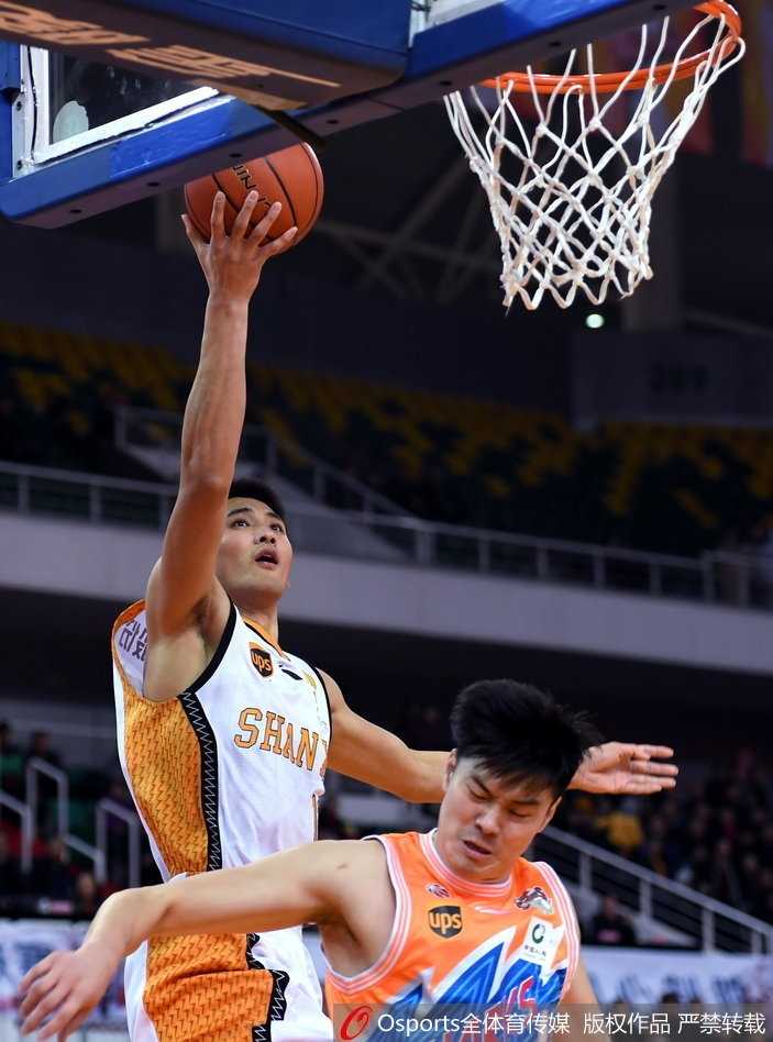 罗汉琛如闪电般突破山西队的防线，在身体对抗中失去平衡前将球高高抛起，这奋力一跃只为给球队增添关键分数。