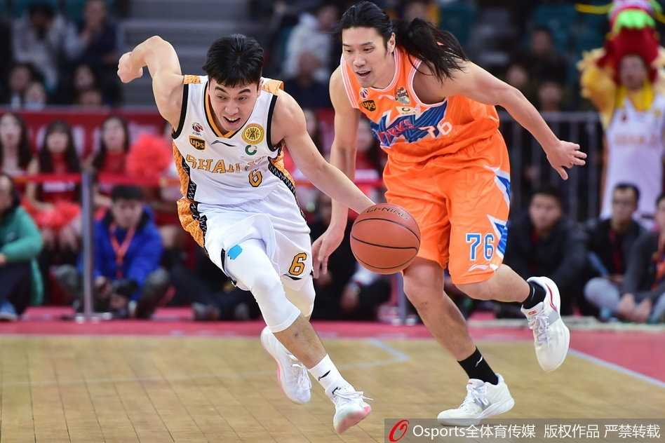 斯科拉在三人合围之下，依然奋力将球抛向篮筐，拼尽全力为山西队保留一丝追分的希望，铁血的斗志令人动容。