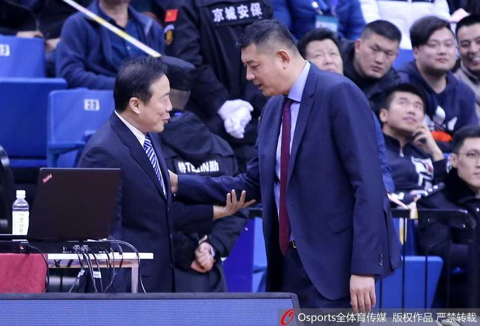 吉布森如闪电般撕裂天津队防线，他的每一次控球都让主场球迷屏息凝神，仿佛下一秒就能看到皮球划出美妙弧线坠入网窝。