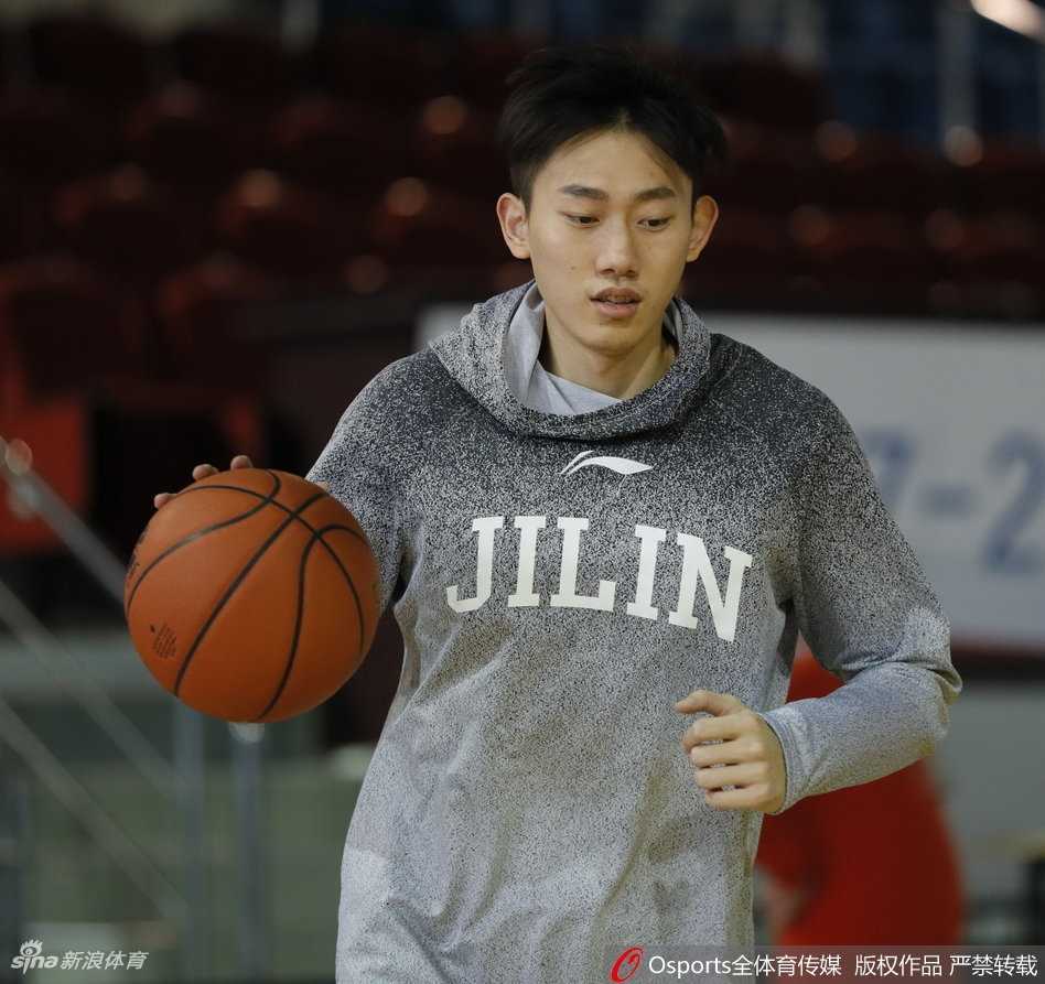 莫泰尤纳斯在训练师陪同下进行投篮练习，出手动作柔和，准备用稳定的中远投帮助球队拉开空间。