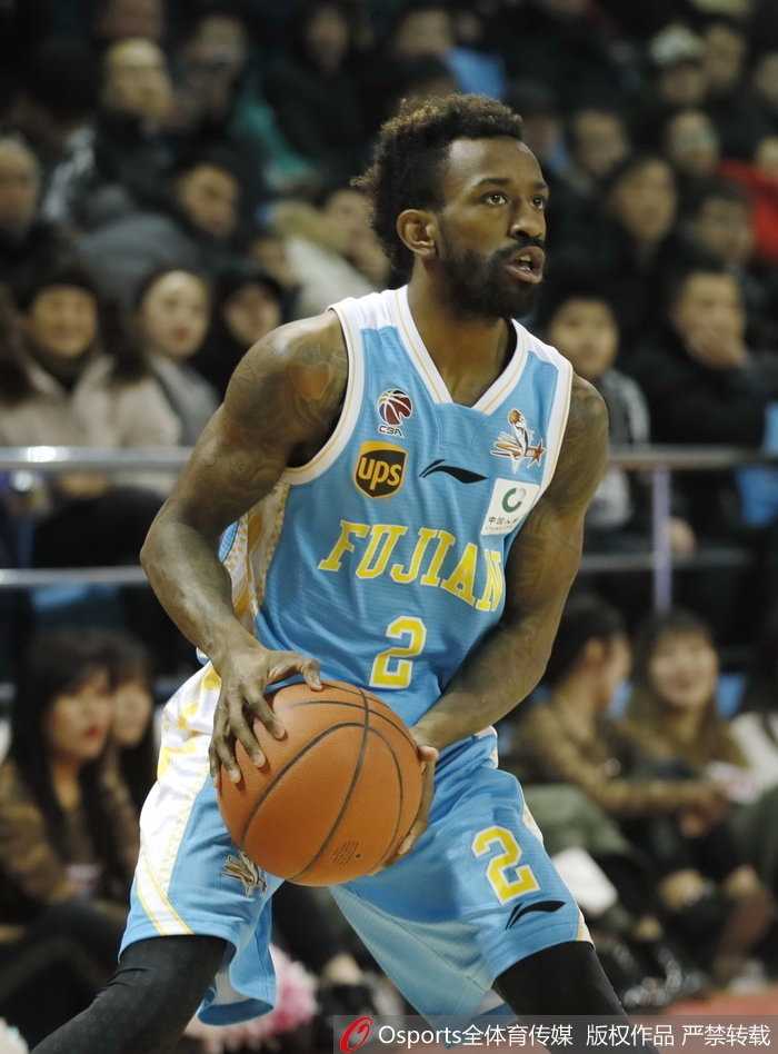 王哲林背身单打如同巨塔般不可撼动，转身勾手的瞬间，吉林防守球员只能望球兴叹，目送皮球入筐。