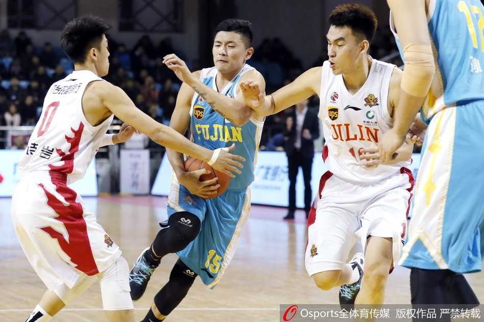 哈里斯迎着防守强起暴扣，双臂挂筐的瞬间地动山摇，力量与美感在这一刻定格为吉林队的梦魇。