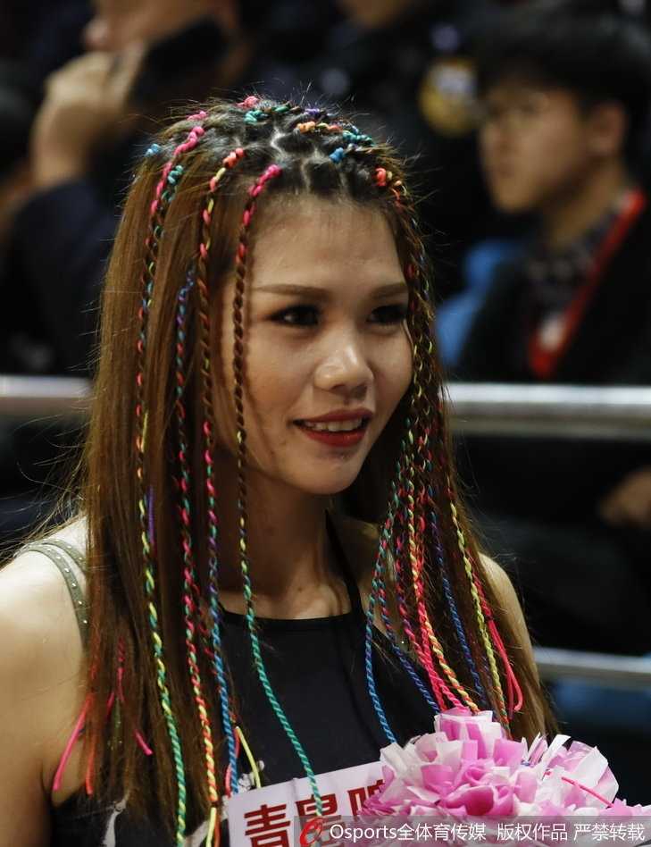集体亮相时，宝贝们的长发如波浪般此起彼伏，她们手举助威花，用最灿烂的笑容为吉林男篮加油打气。