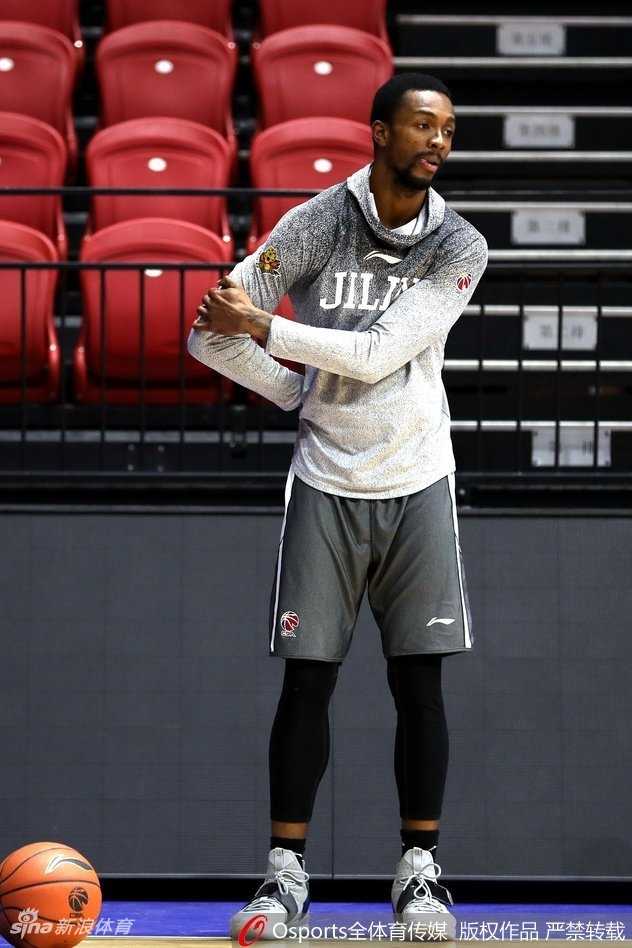 兰德里在训练暂停时扭头张望，眼神中透露出一丝狡黠，仿佛在盘算着下一个恶作剧的目标是谁。